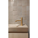 Gouden badkamerkraan op witte gootsteen met Zelliges Alhambra Sable 10x10 cm