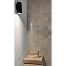 Moderne messingkraan op een betonnen wastafel met Zelliges Alhambra Sable 10x10 cm