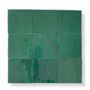 Negen glanzende groene keramische tegels in een vierkant patroon van Mousse 10x10 cm