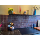 Donkerpaarse tegels met zwart aanrecht, Zelliges Alhambra aubergine stijl