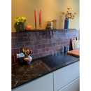 Moderne keuken met zelliges Alhambra aubergine en zwart marmer effect aanrecht