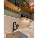 Witte undermount wastafel met matte zwarte kraan bij Zelliges Alhambra ivoire 10x10