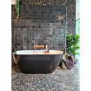 Moderne vrijstaande badkuip met zwart exterieur en wit interieur Zelliges Alhambra Noir 10x10cm