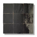 Zelliges Alhambra Noir 10x10cm in een tegelpatroon van zwarte keramische tegels