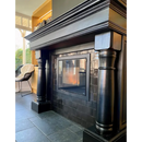 Zelliges Alhambra 31 Noir 10x10 cm met zwart haardmantel en klassieke kolommen