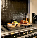 Twee houten borrelplanken met vlees en kaas op Zelliges Alhambra 31 Noir Matt 10x10 cm