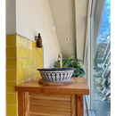 Decoratieve keramische schaal met zwart scrollwerk, perfect voor Zelliges Alhambra