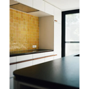 Zwart aanrecht met Zelliges Alhambra Tournesol 10x10 cm voor een vleugje exotische schoonheid