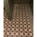 Geometrisch patroontegelvloer met bruine en crèmekleurige X-ontwerpen Zelliges Alhambra