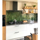 Moderne witte keuken met zelliges alhambra vert bouteille 10x10 cm achterwand