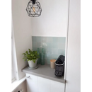 Geometrische zwarte draadpendantlijst met industrieel design naast Zelliges Alhambra