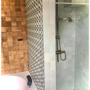 Moderne glazen douche met rainshower en Zelliges Alhambra tegels in pastelkleuren