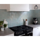 Zwart gasfornuis met chroomknoppen bij Zelliges Alhambra vloertegels