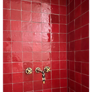 Rode tegel douche met decoratieve kraan in Zelliges Alhambra 38 Rouge Coral 10x10 cm