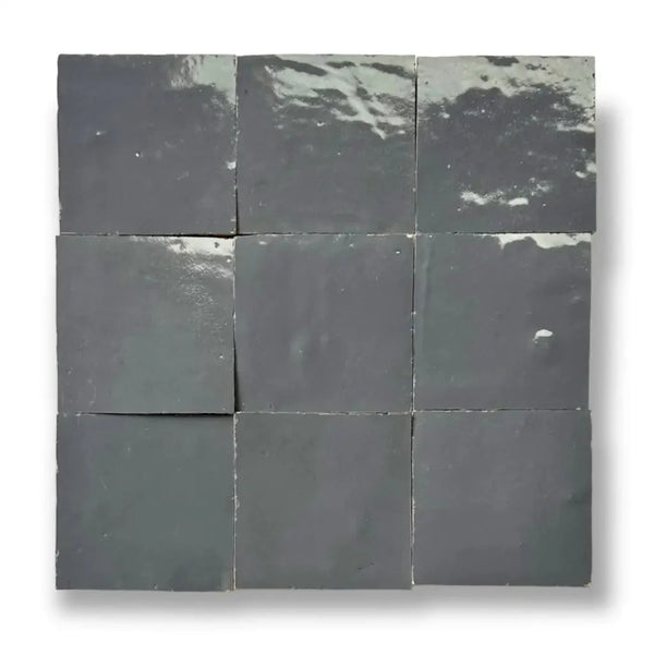 Negen vierkante grijze tegels in een 3x3 grid, Zelliges Alhambra 40 Gris Fonce