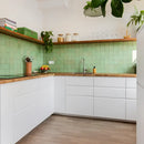 Zelliges Alhambra 49 Pistache 10x10 in witte keuken met groene backsplash