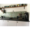 Moderne keuken met Zelliges Alhambra Pistache 10x10 cm achterwand in mintgroen