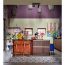 Moderne houten barcounter met oranje metalen barkrukken van Zelliges Alhambra