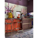 Oranje metalen barstoelen tegen een keukenblad, perfect voor Zelliges Alhambra Orange