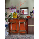 Oranje Zelliges Alhambra met metalen barstoelen bij een trendy bar