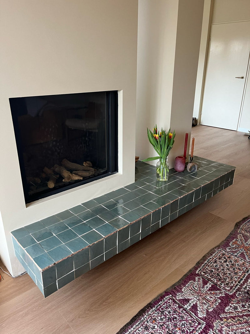 Moderne open haard met Zelliges Alhambra tegel en teal-groen L-vormige rand
