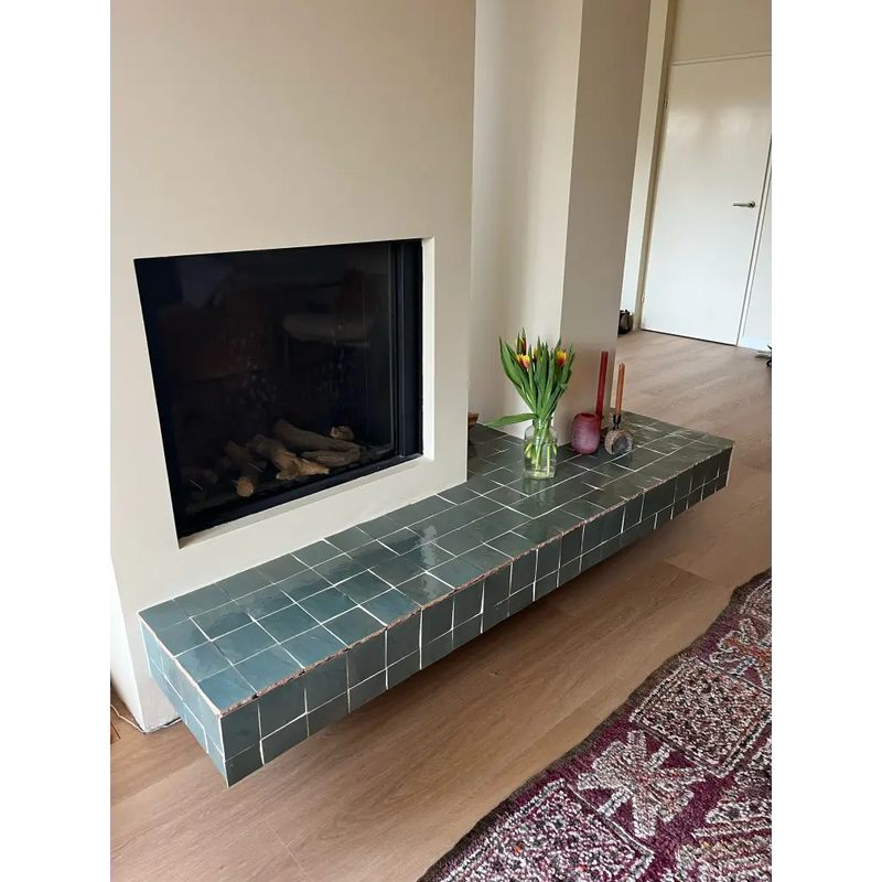 Moderne open haard met Zelliges Alhambra tegel en teal-groen L-vormige rand