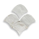 Vier lichtgrijze waaiervormige zelliges Alhambra Fishscale 00 Blanc tegels in decoratief patroon