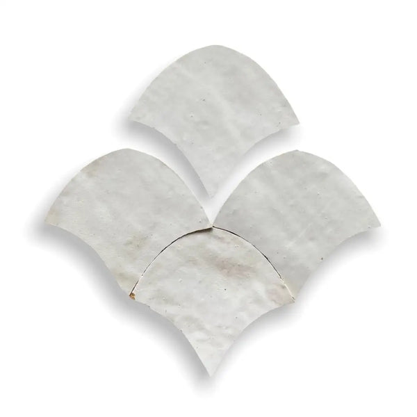 Vier lichtgrijze waaiervormige zelliges Alhambra Fishscale 00 Blanc tegels in decoratief patroon