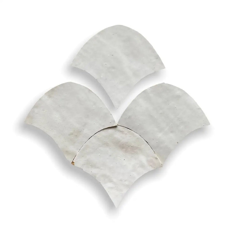 Vier lichtgrijze waaiervormige zelliges Alhambra Fishscale 00 Blanc tegels in decoratief patroon