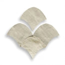 Vier lichtgrijze Alhambra fishscale Zelliges Alhambra tegels met subtiele textuur