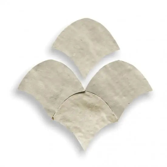 Vier lichtgrijze Alhambra fishscale Zelliges Alhambra tegels met subtiele textuur