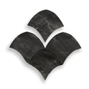 Zelliges Alhambra Alhambra Fishscale 31 Noir met vier overlappende zwarte metalen fanvormige wandtegels voor totaal oppervlak