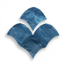 Vier blauwe Zelliges Alhambra Fishscale tegels met iridescent finish in Bleu Denim