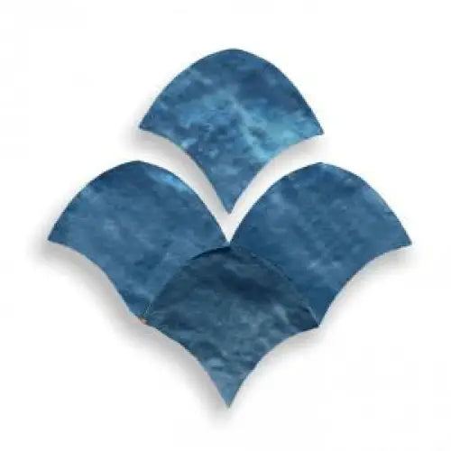 Vier blauwe Zelliges Alhambra Fishscale tegels met iridescent finish in Bleu Denim