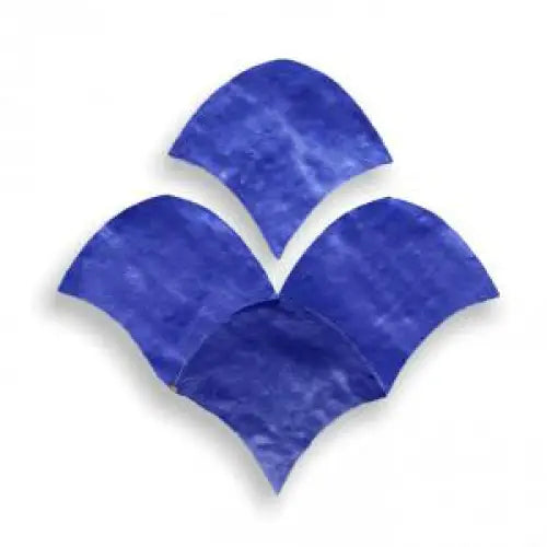 Iriserende blauwe fanvormige tegels in diamantpatroon van Zelliges Alhambra Alhambra Fishscale Cobalt Bleu
