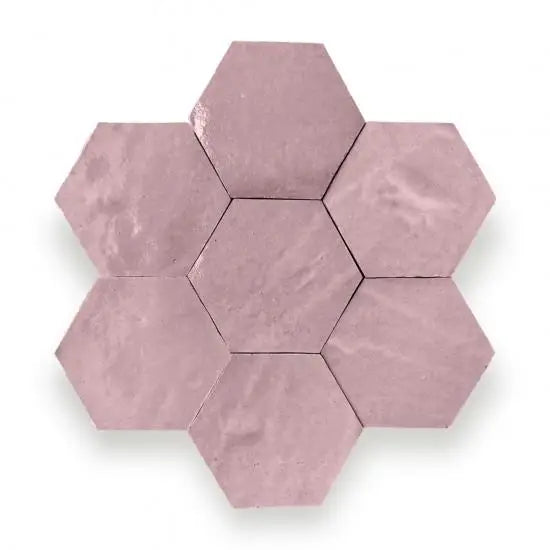 Hexagonale roze keramische tegels van Zelliges Alhambra met textuur en uneven oppervlak