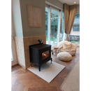 Zwarte gietijzeren houtkachel met vlammen, perfect naast Zelliges Alhambra Bejmat