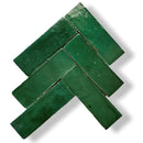 Groene keramische tegels in herringbone patroon van Zelliges Alhambra Bejmat Cypresse