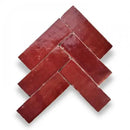 Glanzende rode rechthoekige Zelliges Alhambra Bejmat tegels in visgraatpatroon