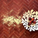 Zelliges Alhambra bejmat met rijpe pruimen in witte bloemvormige kom
