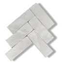 Witte keramische tegels in een herringbone patroon van Zelliges Alhambra Bejmat Blanc Cassé
