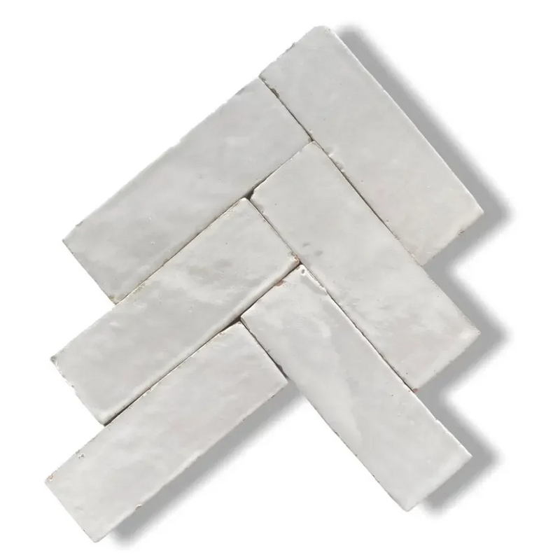 Witte keramische tegels in een herringbone patroon van Zelliges Alhambra Bejmat Blanc Cassé