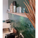 Glanzende groene subway tegels in een metselverband van Zelliges Alhambra Bejmat