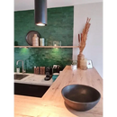 Moderne keuken met een Zelliges Alhambra Bejmat backsplash in smaragdgroen en houten werkblad