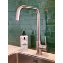 Moderne roestvrijstalen keukenkraan met hoge uitloop bij Zelliges Alhambra Bejmat