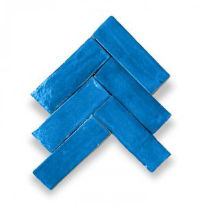 Heldere blauwe Zelliges Alhambra Bejmat tegels in visgraatpatroon voor stijlvolle muren