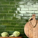 Rustic houten snijplank met touwgreep en Zelliges Alhambra Bejmat 36 Vert Bouteille