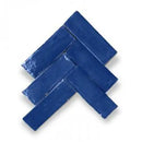 Zelliges Alhambra Bejmat Noir mat blauwe keramische tegels in visgraatpatroon