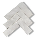 Witte keramische tegels in een herringbone patroon van Zelliges Alhambra Bejmat Blanc Cassé