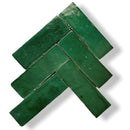 Groene keramische tegels in herringbone patroon van Zelliges Alhambra Bejmat Cypresse